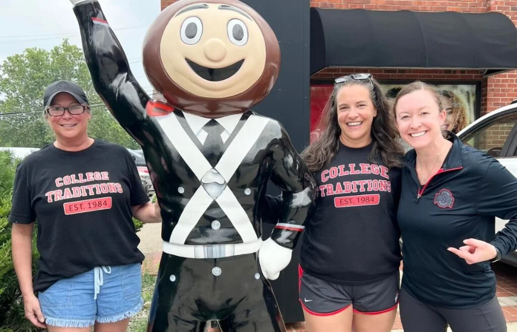 Ohio State fans pose with Brutus Buckeye statue