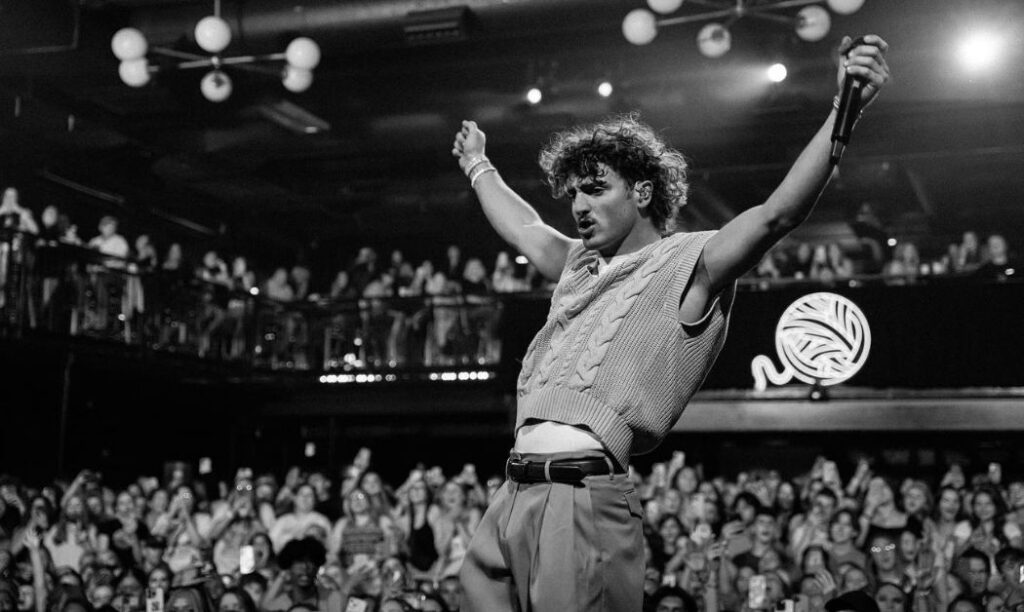 Benson Boone performing at a small venue